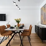 Sunny 2Br Large Midtown Flat - 3 Superb Balconies