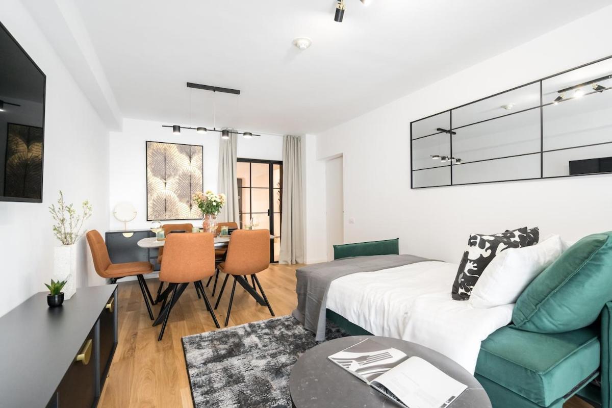 Sunny 2br Large Midtown Flat - 3 Superb Balconies Appartamento