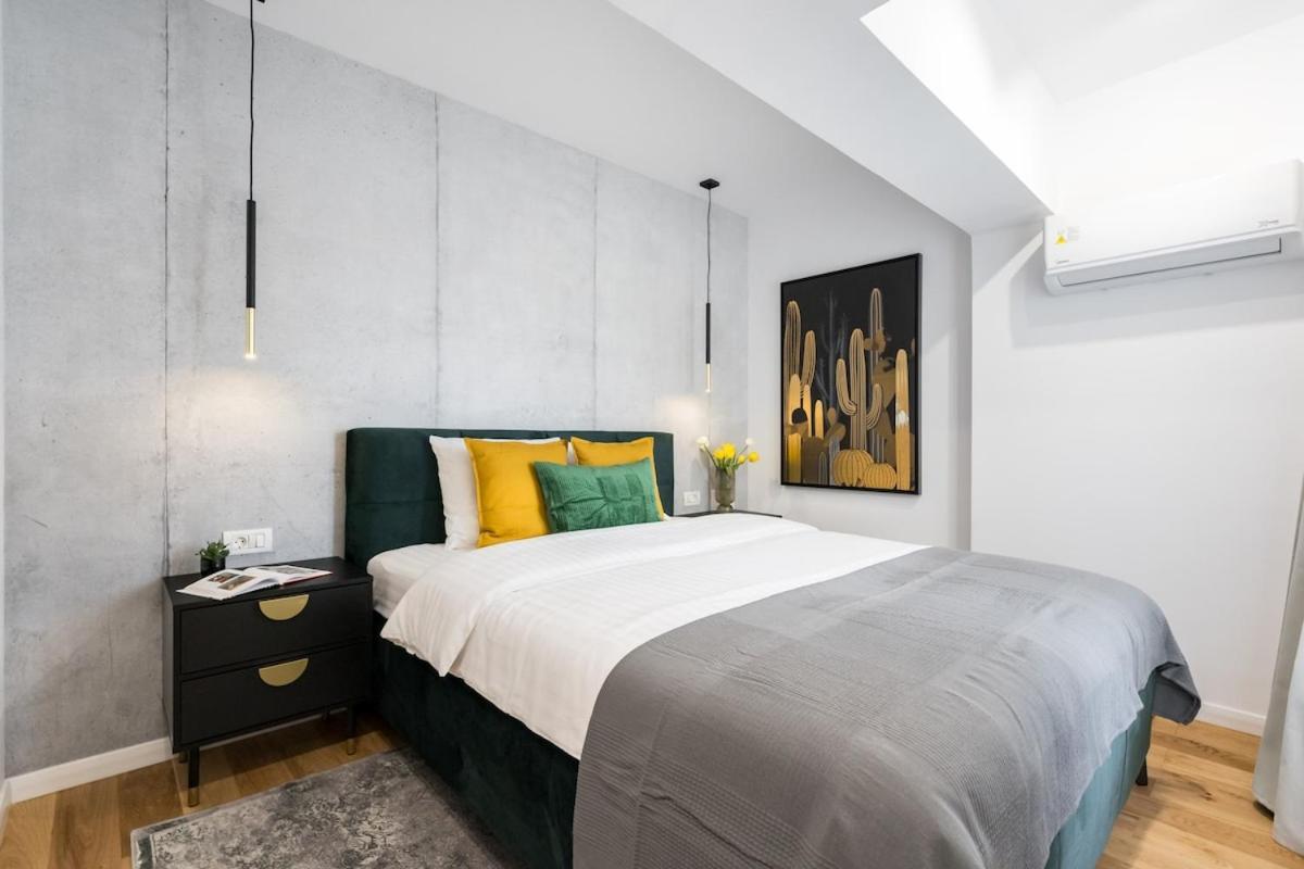 Sunny 2br Large Midtown Flat - 3 Superb Balconies Appartamento Bucarest