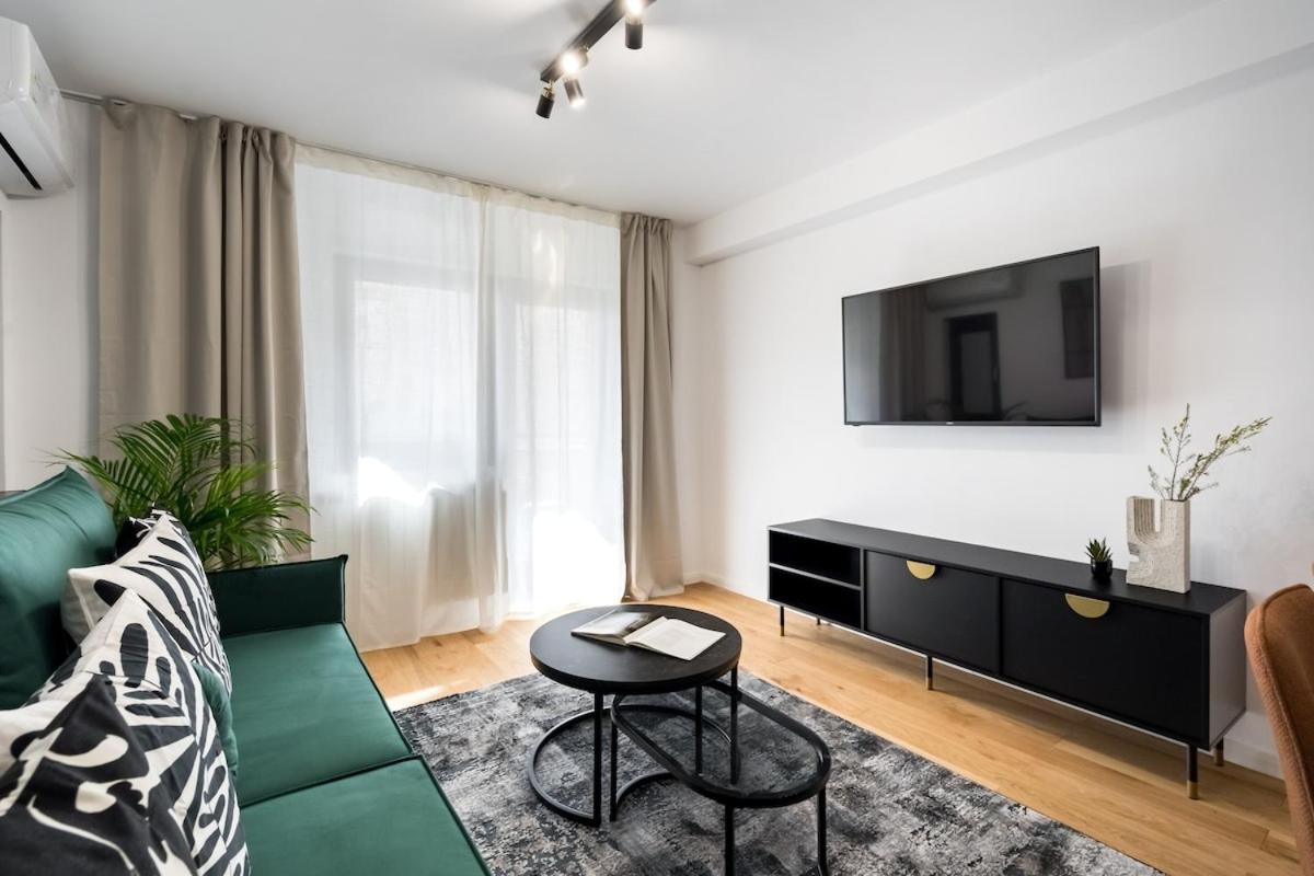 Sunny 2br Large Midtown Flat - 3 Superb Balconies Appartamento