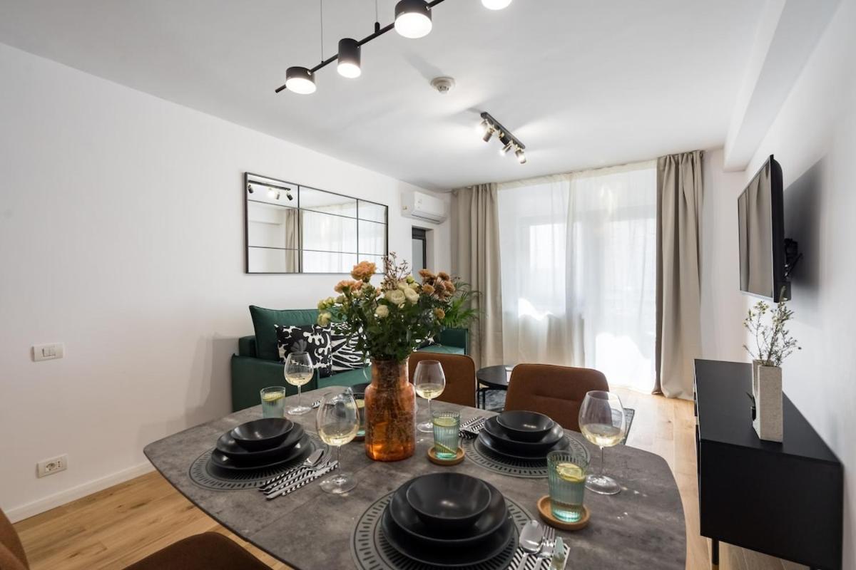 Appartamento Sunny 2br Large Midtown Flat - 3 Superb Balconies Bucarest