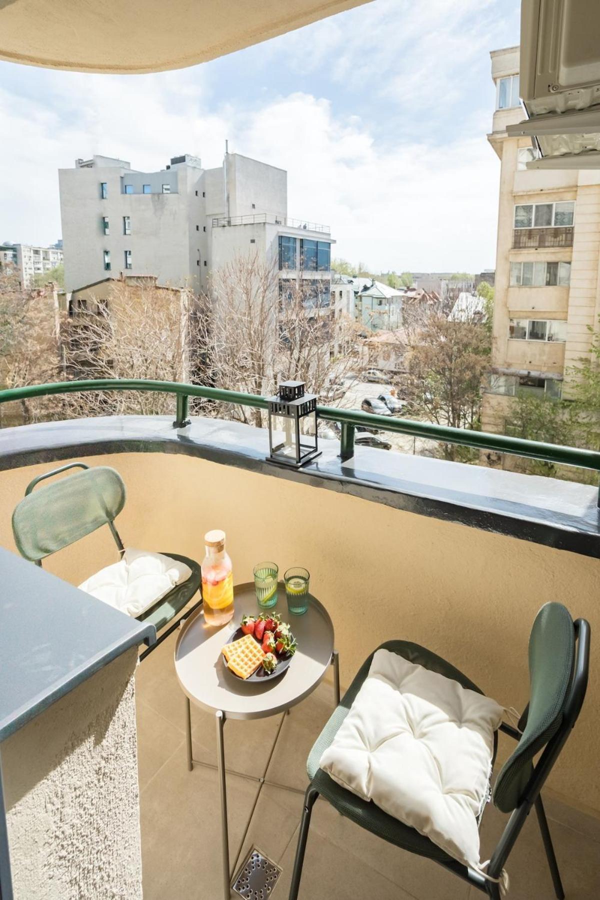 Sunny 2br Large Midtown Flat - 3 Superb Balconies Appartamento Bucarest