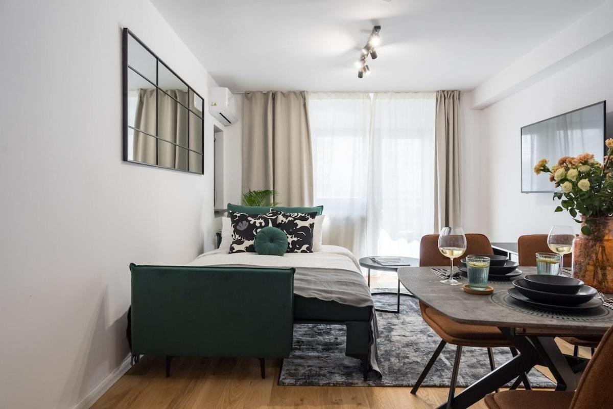 Appartamento Sunny 2br Large Midtown Flat - 3 Superb Balconies Bucarest