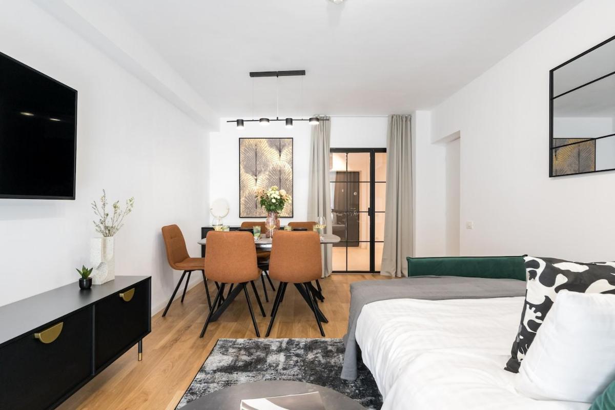 Sunny 2br Large Midtown Flat - 3 Superb Balconies Appartamento Bucarest