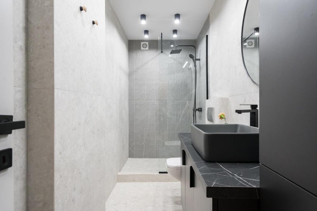 Sunny 2br Large Midtown Flat - 3 Superb Balconies Appartamento *