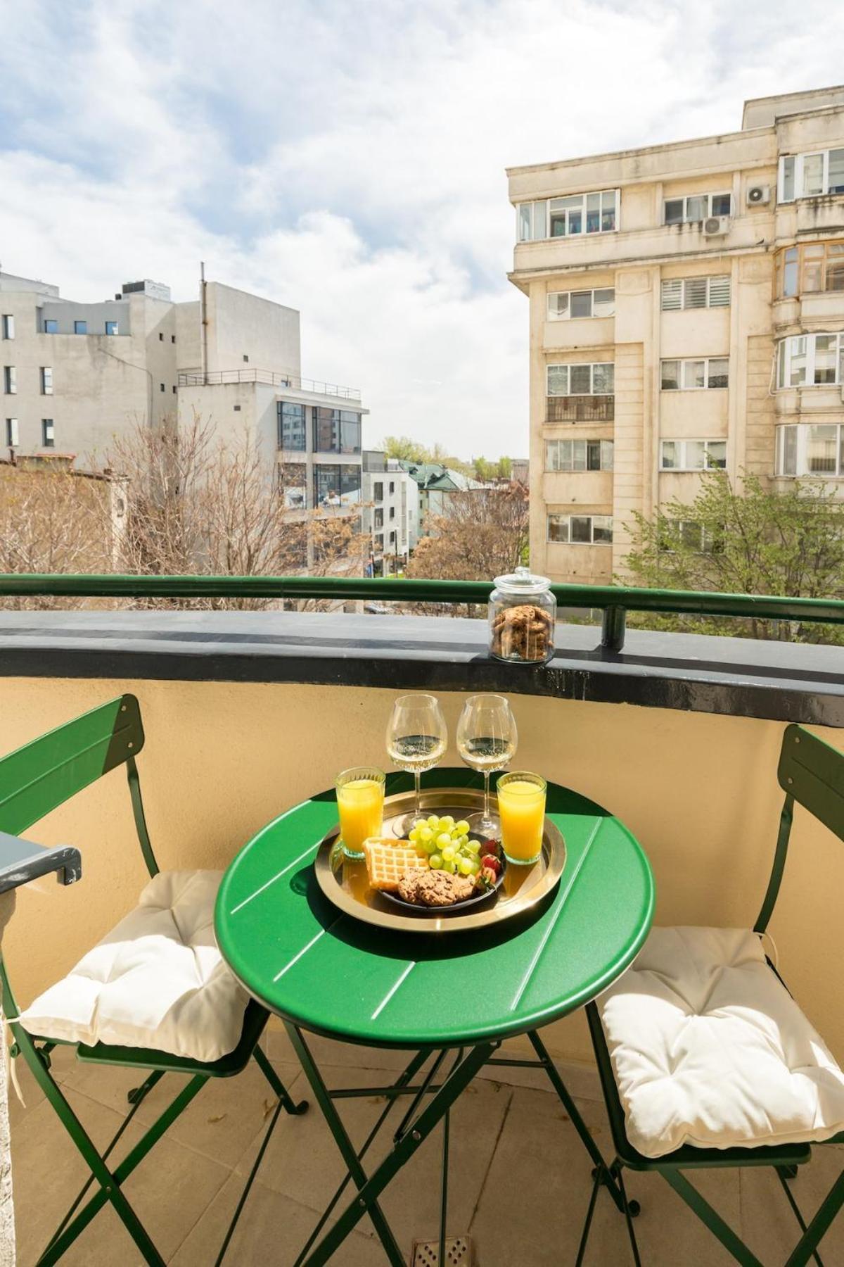 Sunny 2br Large Midtown Flat - 3 Superb Balconies * Bucarest