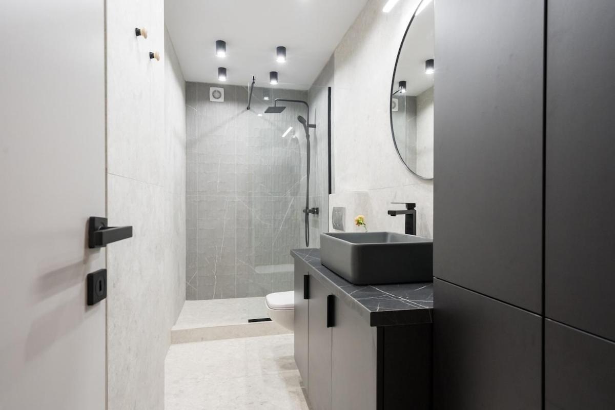 Apartment Sunny 2br Large Midtown Flat - 3 Superb Balconies